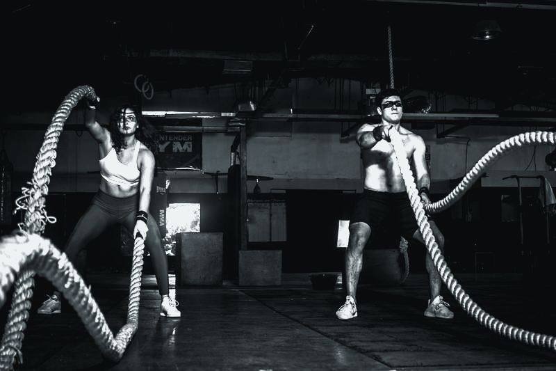 Treino de condicionamento com cordas navais