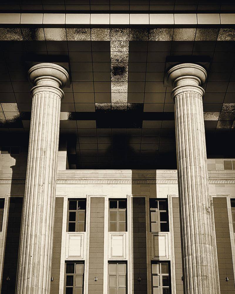 Colunas clássicas de um edifício de tribunal vistas de baixo