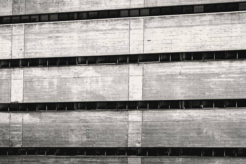 Detalhe da textura de concreto e faixas de esquadria