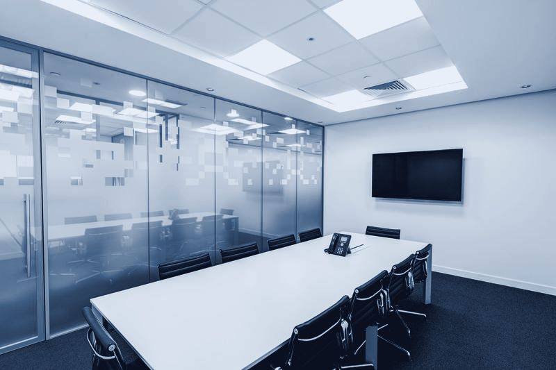 Sala de reunião preparada para a rotina de gestão semanal