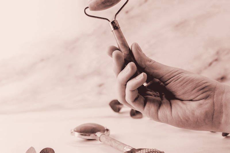 Instrumentos de massagem facial em mármore