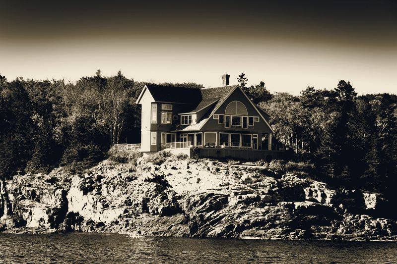 Casa sobre o penhasco com vista para o mar