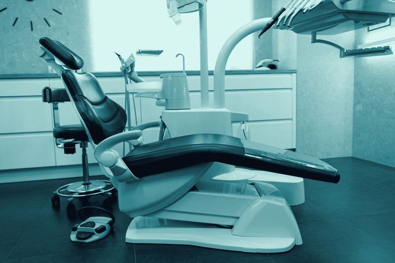 Sala de atendimento da clínica, com cadeira odontológica e equipamento moderno