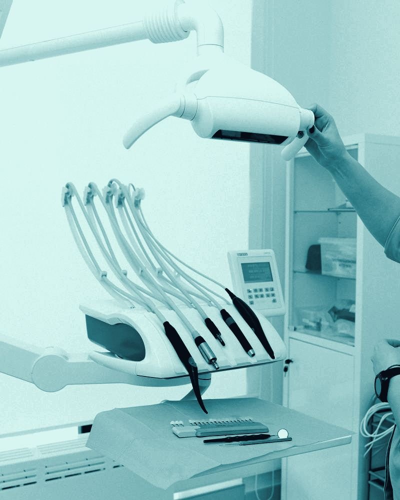 Detalhe do instrumental odontológico preparado para o atendimento